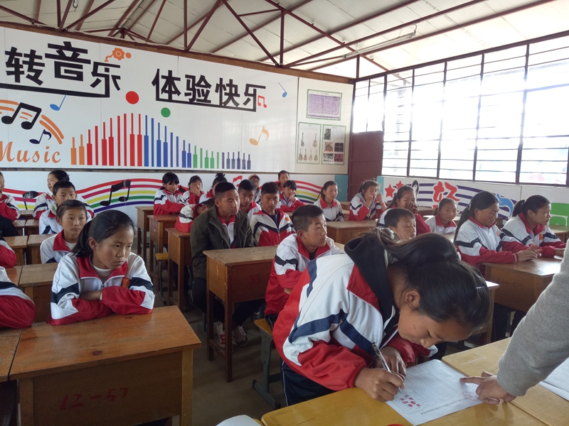 盈江县2017年发放8个人口较少民族义务教育阶段学生生活费补助资金200余万元