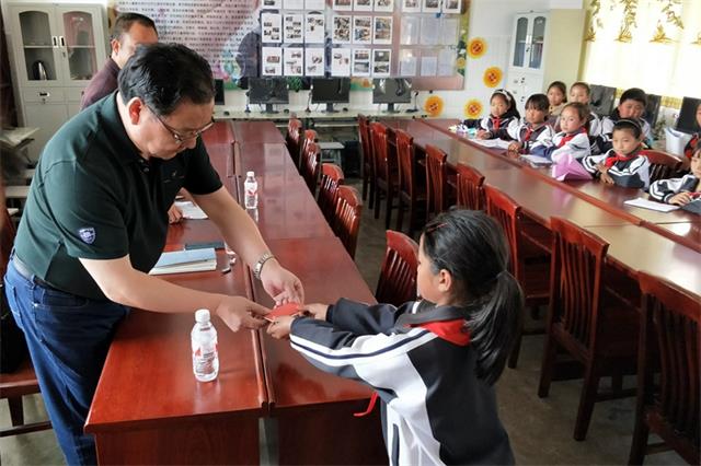 姚金龙及李建铭夫妇一行看望盈江贫困学子1