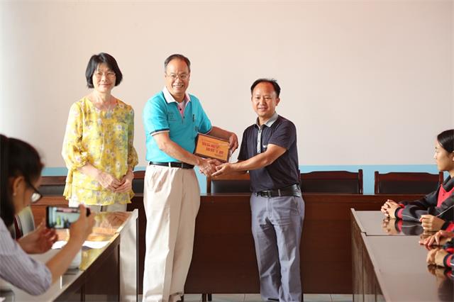 姚金龙及李建铭夫妇一行看望盈江贫困学子2