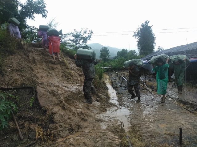 河水倒灌 干部群众全力化解水灾险情4