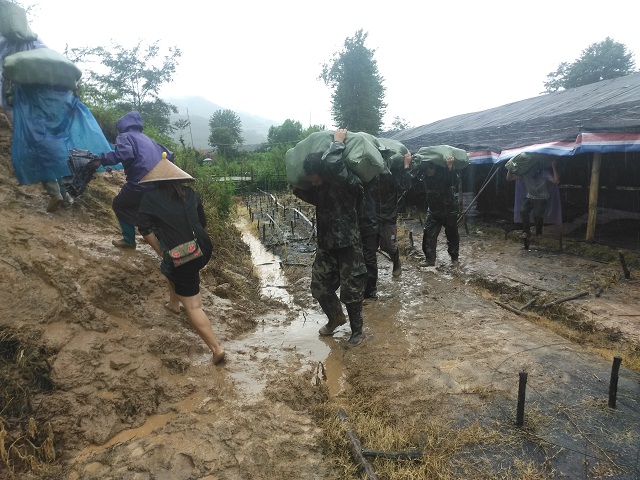 河水倒灌 干部群众全力化解水灾险情1