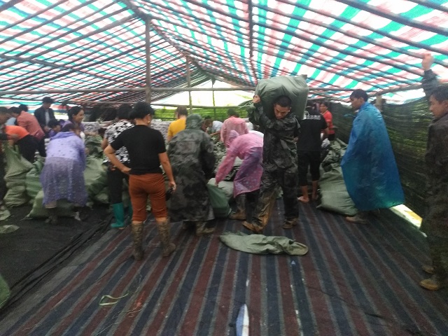 河水倒灌 干部群众全力化解水灾险情2