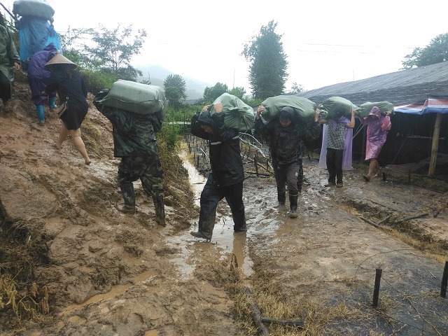 河水倒灌 干部群众全力化解水灾险情3
