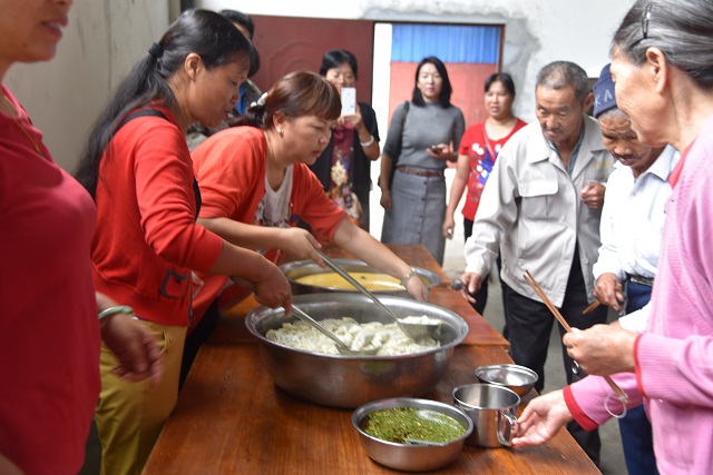 县财政局慰问018