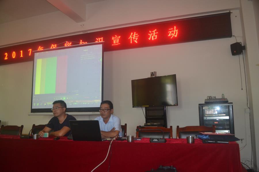 县保密局到弄璋镇开展2017年保密知识宣传活动 (1)