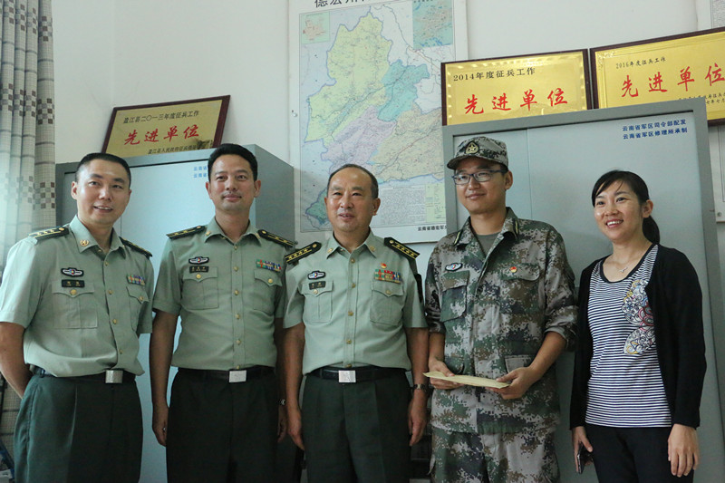 4查看武装部办公室 发放慰问金_副本