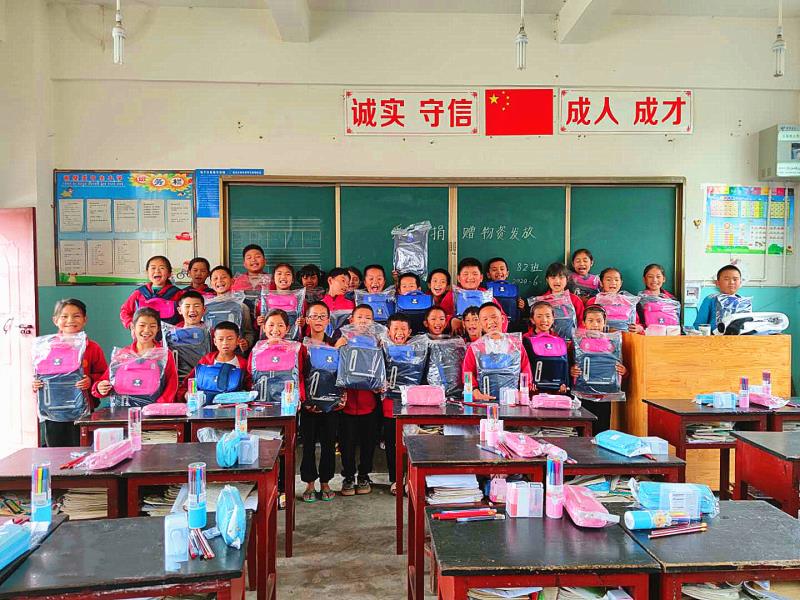 8、收到礼物的同学