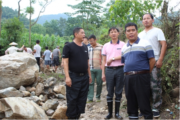 州、县领导奔忙灾区一线 确保救灾工作有序推进.jpg