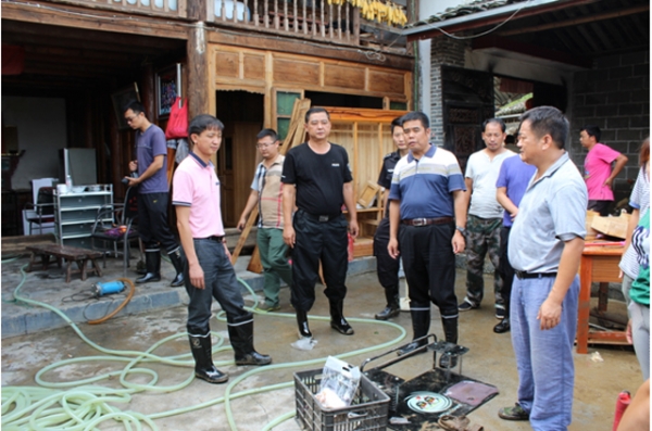 州、县领导奔忙灾区一线 确保救灾工作有推进.jpg