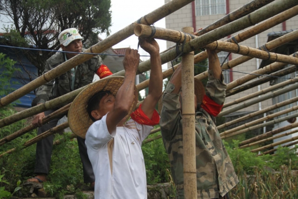 芒市勐焕傣协会搭建简易帐篷 (26).JPG