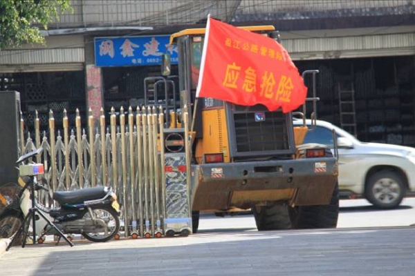 抗震救灾公路人火速行动2.jpg