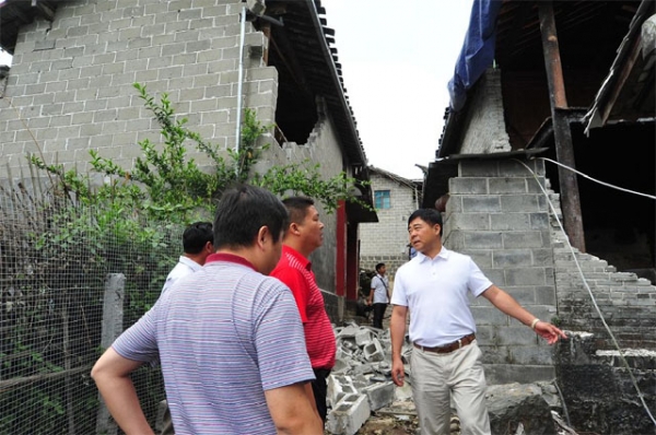 心系抗震一线 情暖受灾群众1.jpg