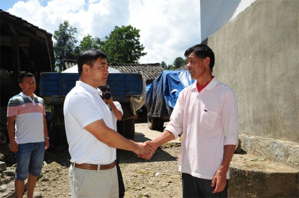 心系抗震一线 情暖受灾群众2.jpg