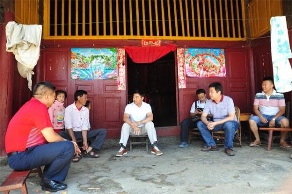 心系抗震一线 情暖受灾群众3.jpg