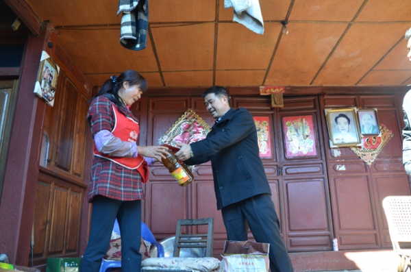 向群众送上新春的祝福和慰问品.JPG