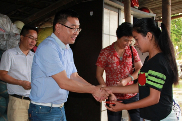 县医院爱心助学 贫寒学子圆高中梦.jpg