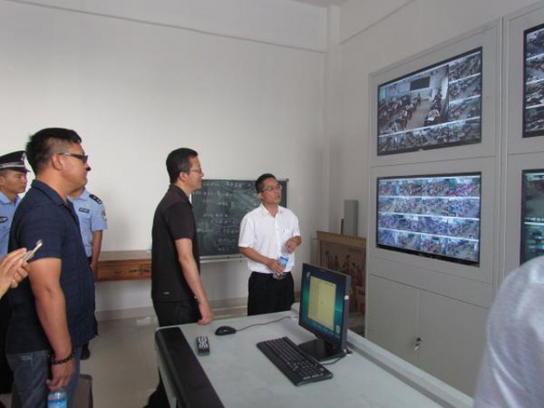 视察标准化考场监控室.jpg