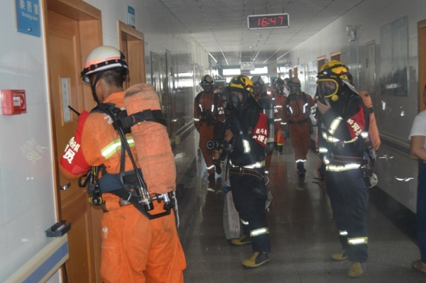 盈江县人民医院开展灭火救援实战演.jpg