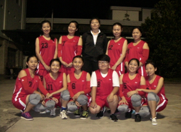 巾帼不让须眉  篮球场上显身手——盈江县检察院女子篮球队首获篮球比赛殊荣1.jpg