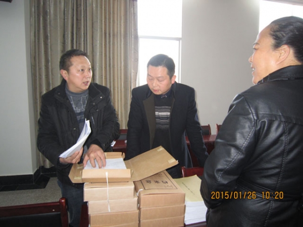 照片2  查阅台账资料.jpg