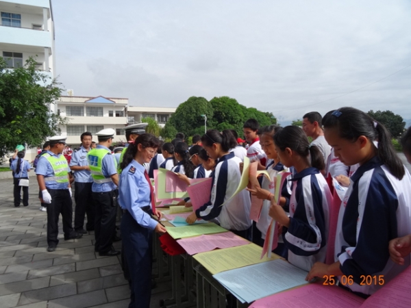 盈江县工商局参加“禁毒宣传进校园 增强学生防毒和拒毒意识”宣传动.jpg