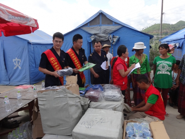向地震灾区发放捐赠物资.JPG