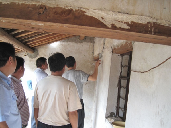 民情调查  察看灾情2.jpg