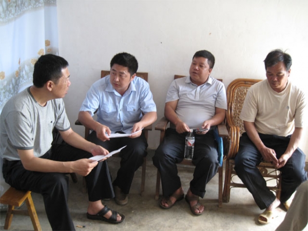 民情调查  察看灾情1.jpg