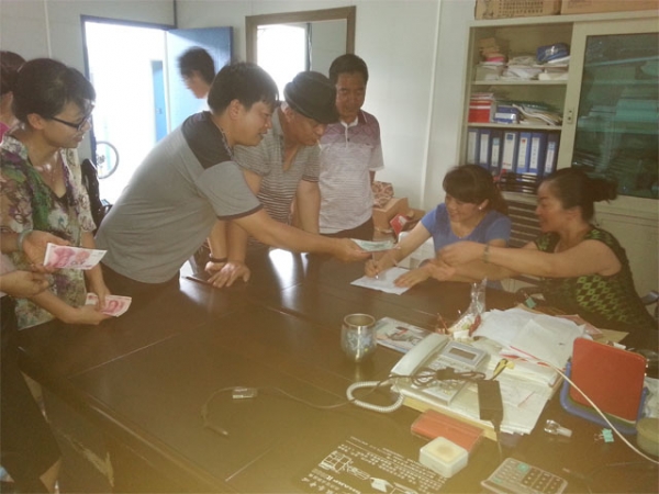 情系卡场重灾区 关爱暖流入村寨1.jpg