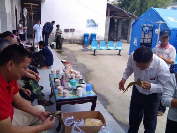 灾难无情　人间有情——灾区各级卫生工作者与群众品粽励志1.jpg