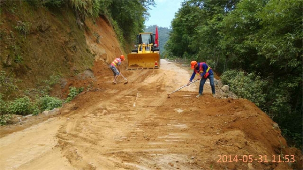 盈江段派出机械为重灾乡镇抢通道路3.jpg