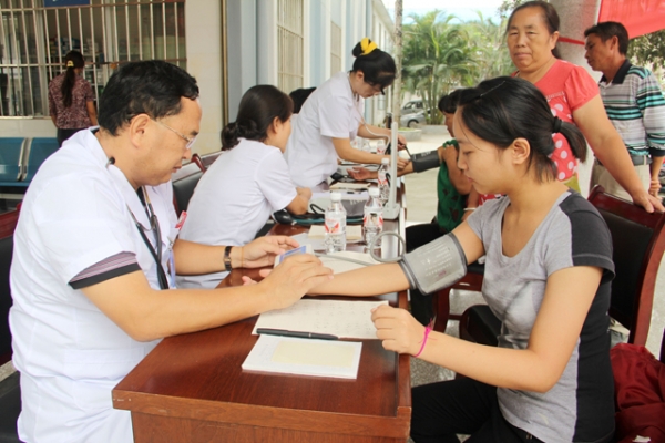 简 报36进乡入村义诊2..jpg