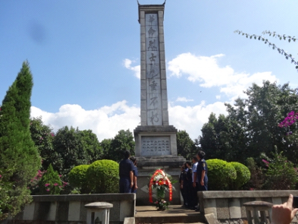 革命烈士纪念碑扫墓活动2.jpg