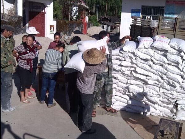 灾区送米图1.jpg