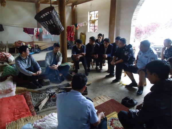 盈江森警深入基层挂钩点为民排扰解难2.jpg