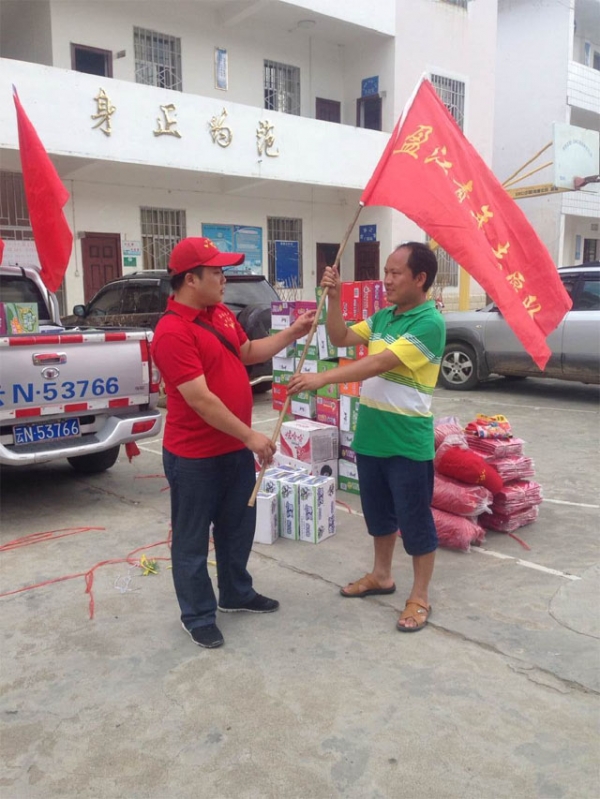 灾难无情 人间有爱3.jpg