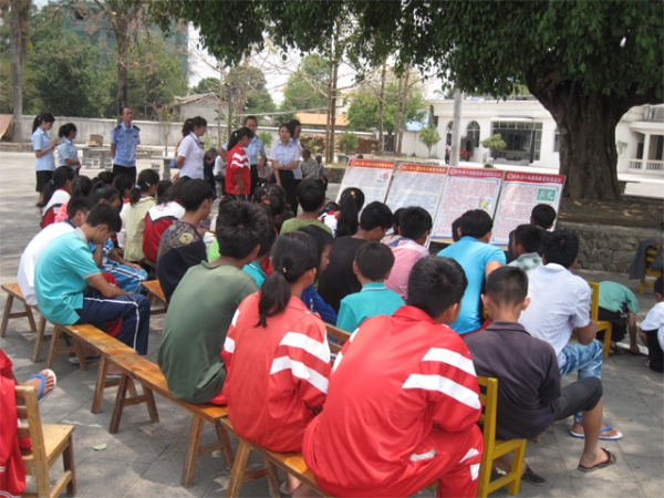 青春五四  法院青年牵手福利院1.jpg