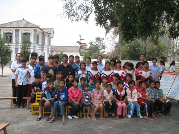 青春五四  法院青年牵手福利院2.jpg