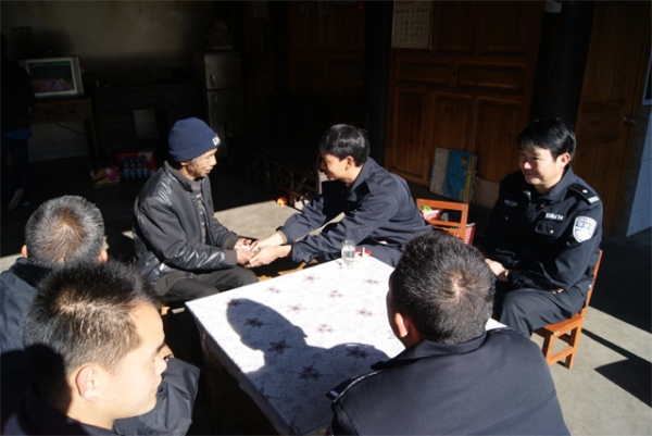 盈江森警看望慰问因公牺牲民警家属1.jpg