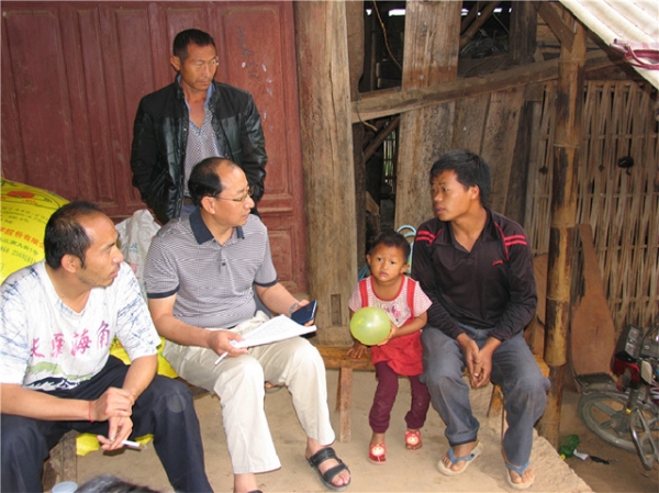 践行党的群众路线   检察长走访慰问困难户1.jpg