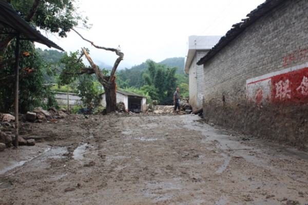 抢险救灾有力推进 群众生活有序.jpg