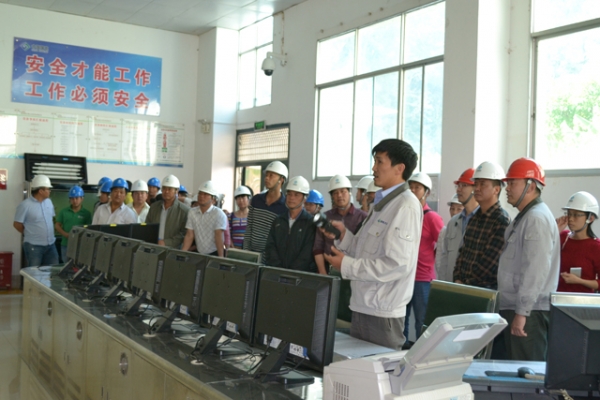 参观厂房.jpg