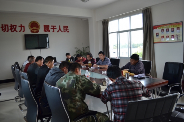 简报第70期  县总队办、新农队办到太平镇督查新农村建设工作1.JPG