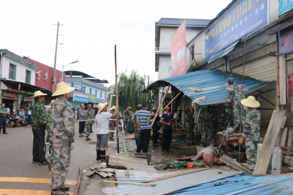芒章乡清理拆除街道两侧违章建筑.jpg