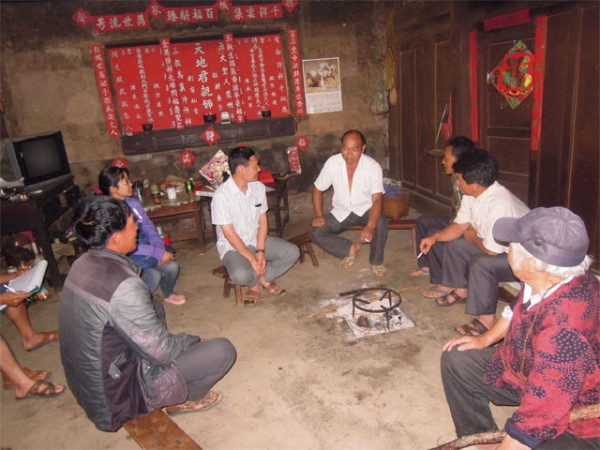 芒章乡银河村工作队进村入户调查灾情和宣传防震减灾知识1.jpg
