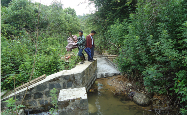 及时修复新田沟 确保大春灌溉用水—昔马镇修复破损沟渠.jpg