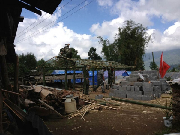 心手相连 共享阳光1.jpg