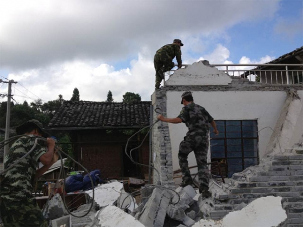 心手相连 共享阳光3.jpg