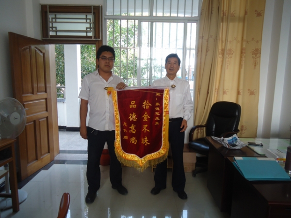 拾金不昧 张德笔 3.27.JPG