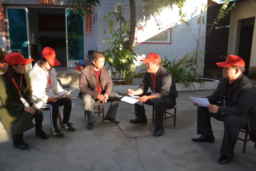 张定刚副县长指导农普工作